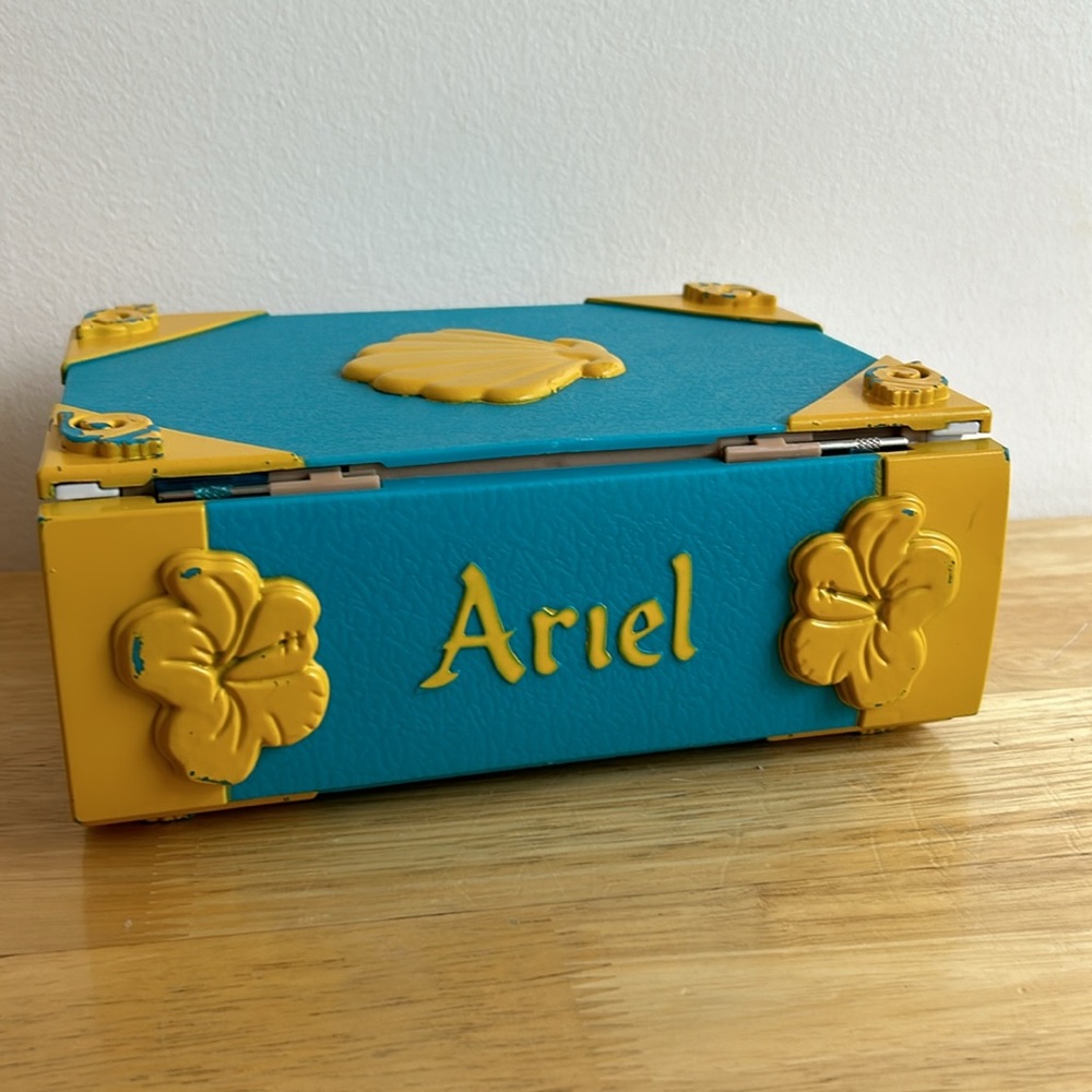 About to donate! Polly Pocket Ariel book Little Mermaid Disney Castle Island - Picture 4 of 7